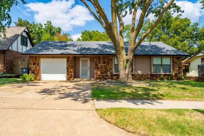 8807 E 56th St in Tulsa, OK - Foto de edificio - Building Photo