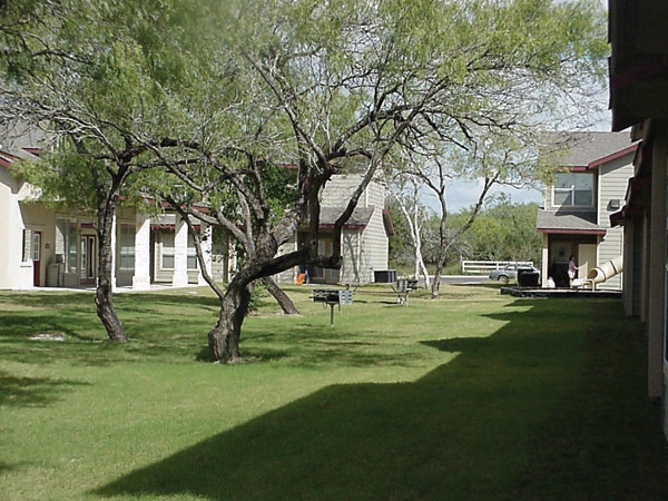 Mariposa Gardens in Mathis, TX - Foto de edificio