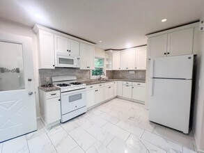 64 A Polk Ave in East Northport, NY - Building Photo - Building Photo