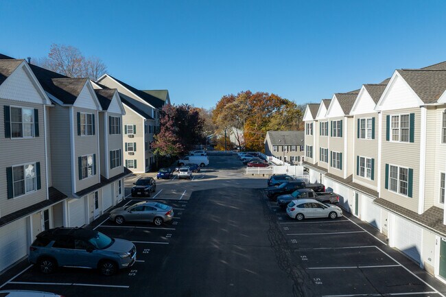 7 Crown Point Dr in Dover, NH - Building Photo - Building Photo