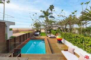 936 Palisades Beach Rd in Santa Monica, CA - Building Photo