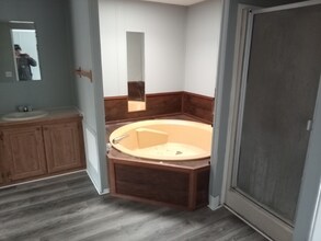 2500 Mann Rd in Village of Clarkston, MI - Foto de edificio - Building Photo