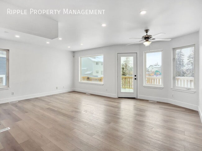 227 Saratoga Pl NE in Calgary, AB - Building Photo - Building Photo