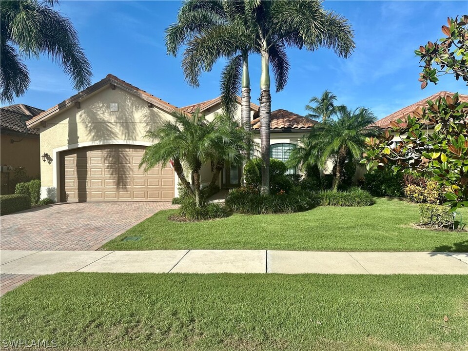 9061 Isla Bella Cir in Bonita Springs, FL - Building Photo