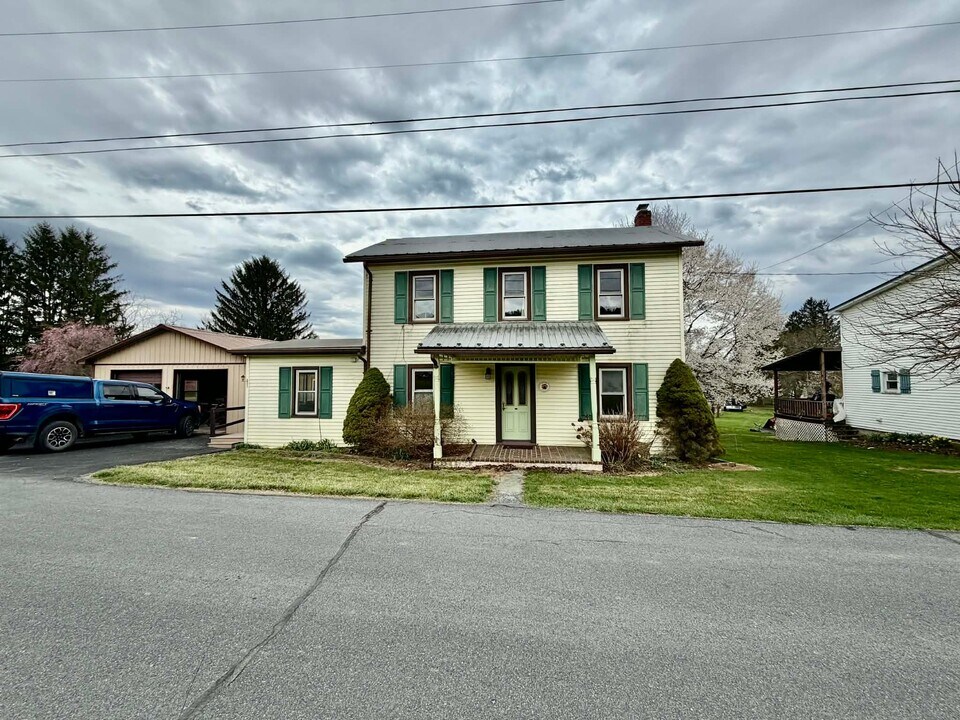 327 W Plum St in Aaronsburg, PA - Foto de edificio