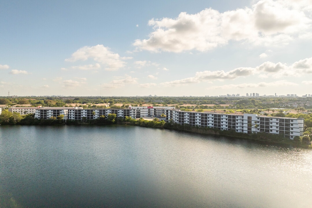 Grand Court Lakes in North Miami, FL - Foto de edificio