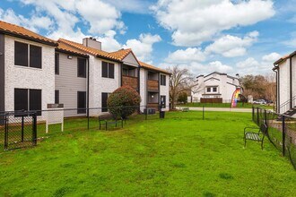 390 Shady Ln Dr, Unit 250 in Fort Worth, TX - Foto de edificio - Building Photo