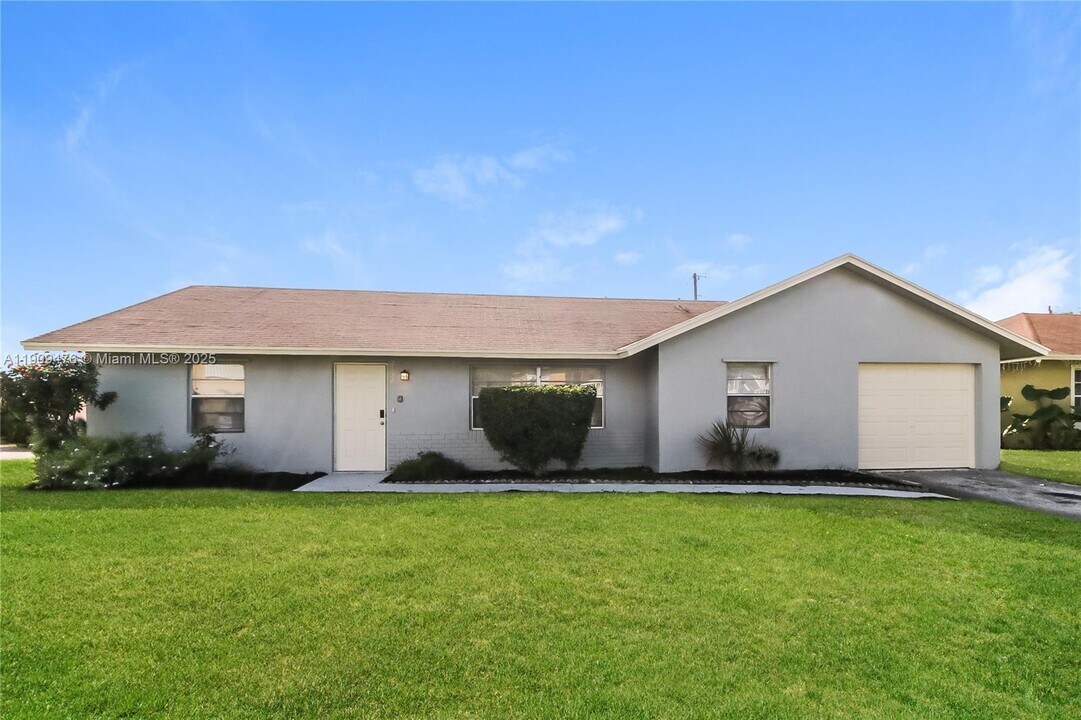 2152 NE 1st Ct in Boynton Beach, FL - Foto de edificio