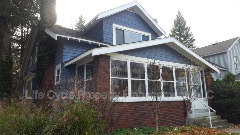 556 Leonard St NE in Grand Rapids, MI - Building Photo