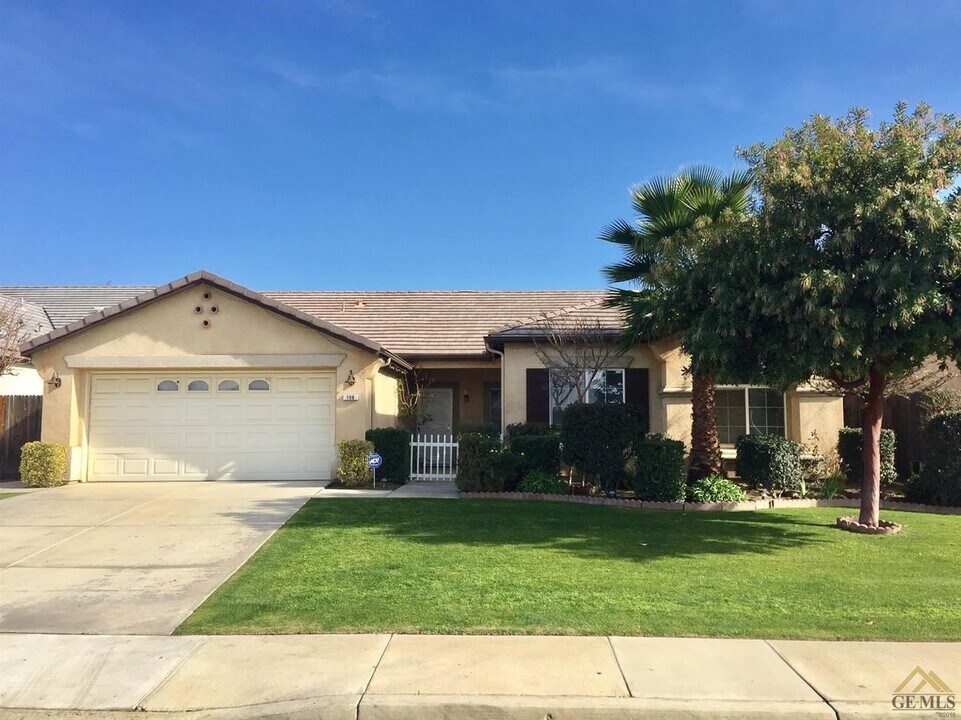 106 Emerald Isle Way in Bakersfield, CA - Building Photo