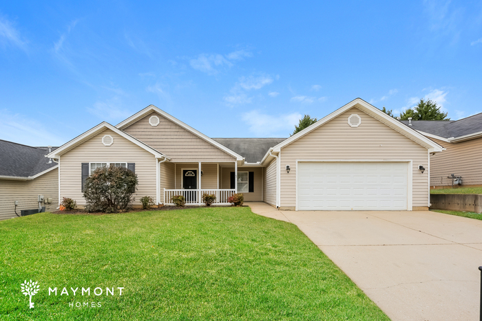 8 Landing Ln in Simpsonville, SC - Building Photo