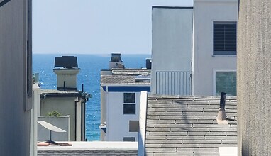 310 Bayview Dr in Hermosa Beach, CA - Foto de edificio - Building Photo