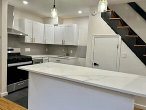 237 5th St, Unit 7 in Jersey City, NJ - Building Photo - Building Photo