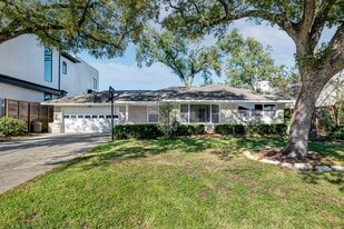 5004 Holt St in Bellaire, TX - Building Photo