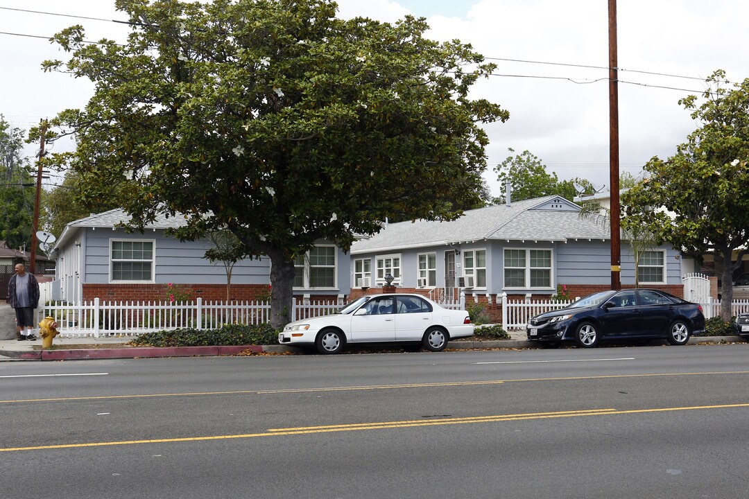 14821 Burbank Blvd in Van Nuys, CA - Building Photo