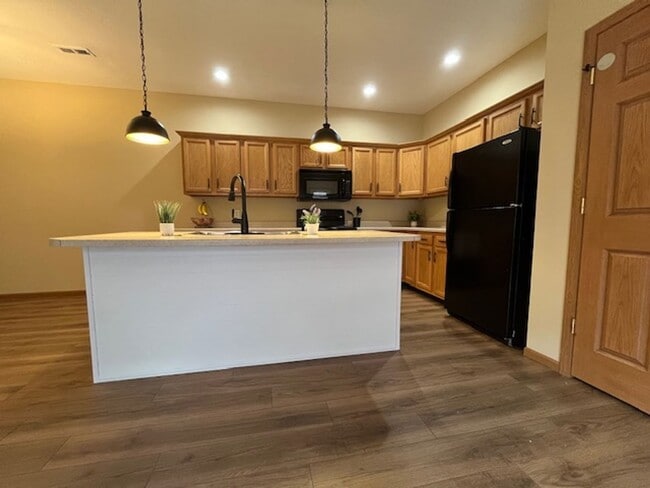 property at 1530 Williamsburg Pl