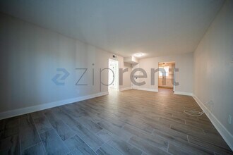 7338 Coquina Way in St Pete Beach, FL - Foto de edificio - Building Photo