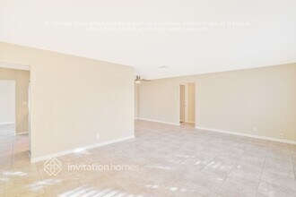 5714 NW 71st Ave in Tamarac, FL - Foto de edificio - Building Photo