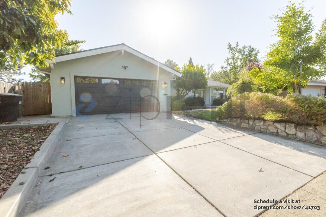 416 Claydon Way in Sacramento, CA - Building Photo