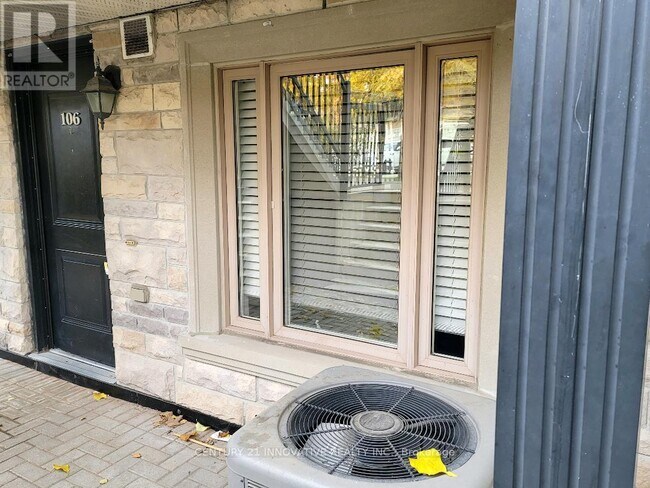 320 John St. in Markham, ON - Building Photo - Building Photo