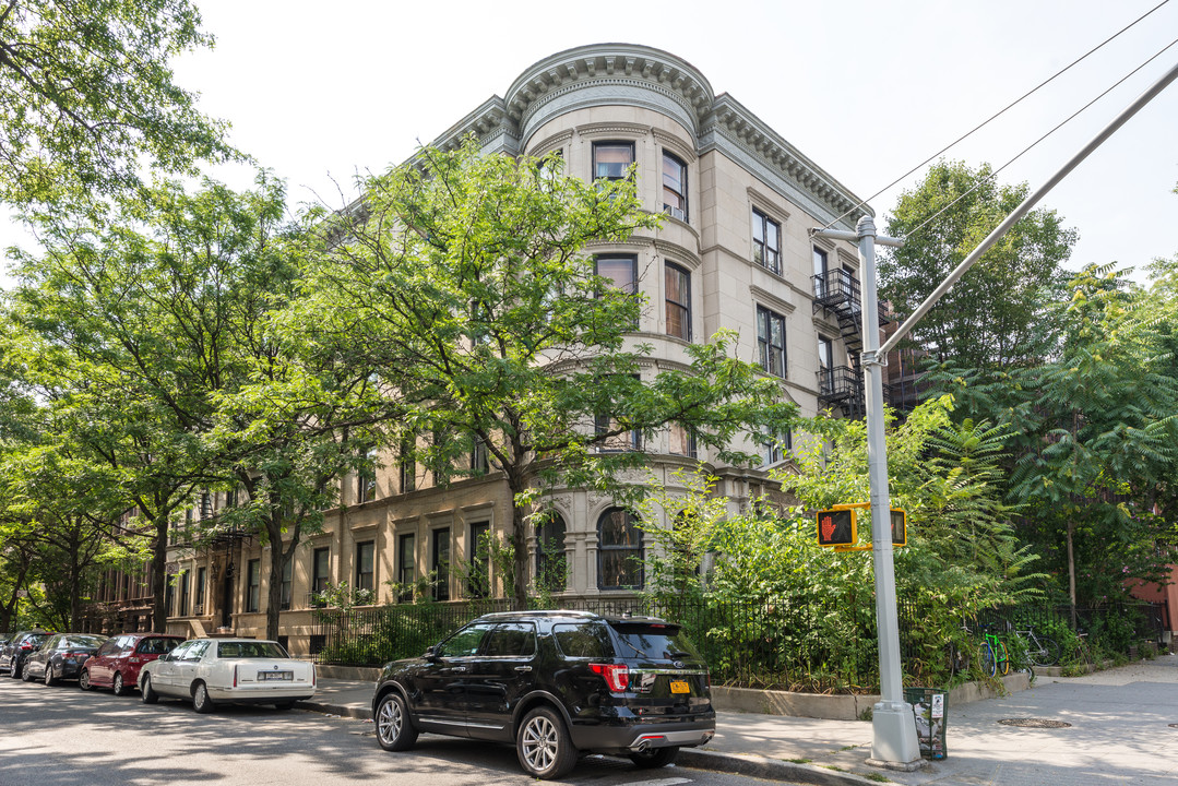 392 Clinton Ave in Brooklyn, NY - Foto de edificio