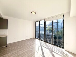 328 NW 33rd St, Unit S10 in Miami, FL - Building Photo - Building Photo