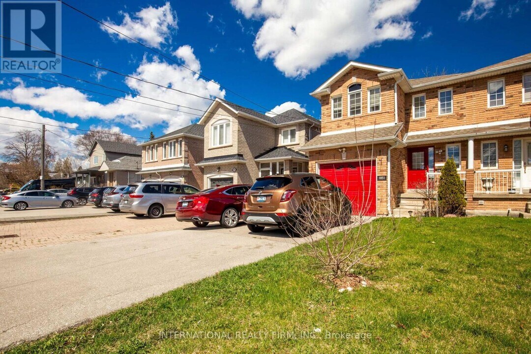 1051 Caven St in Mississauga, ON - Building Photo