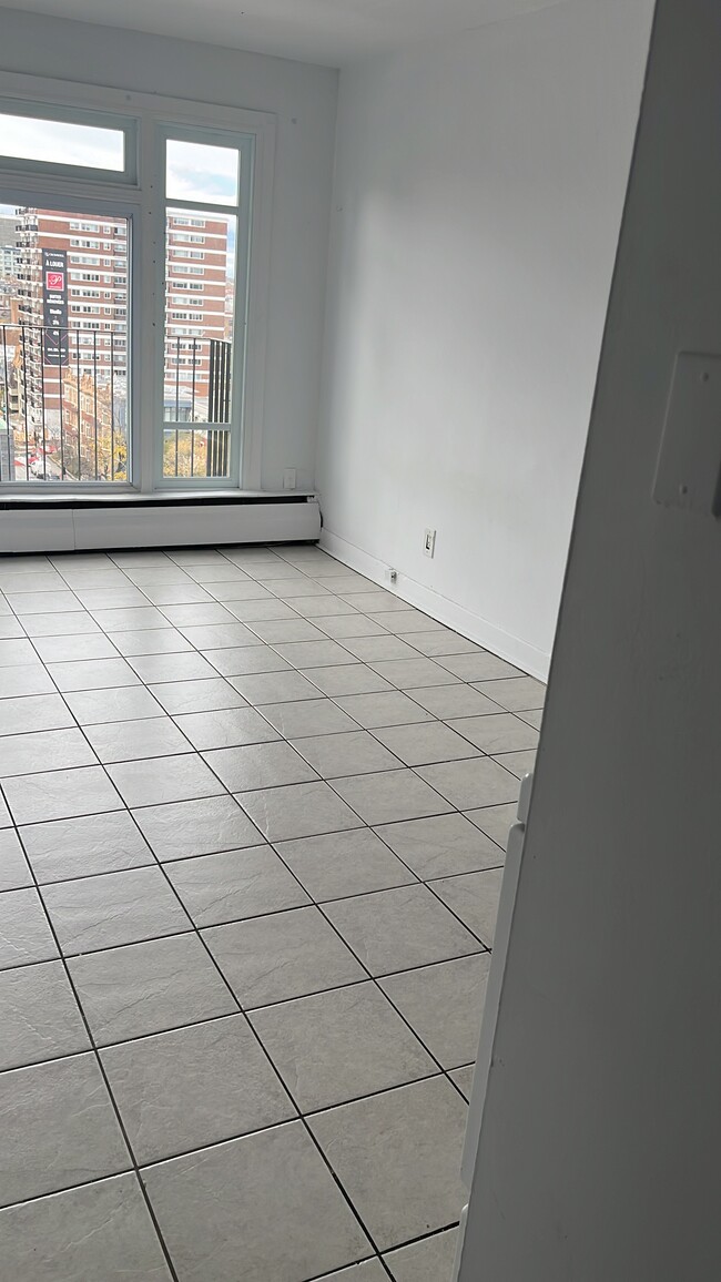 105 Milton in Montréal, QC - Building Photo - Building Photo