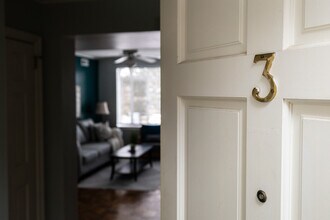 1700 N Elm St, Unit I3 in Greensboro, NC - Foto de edificio - Building Photo