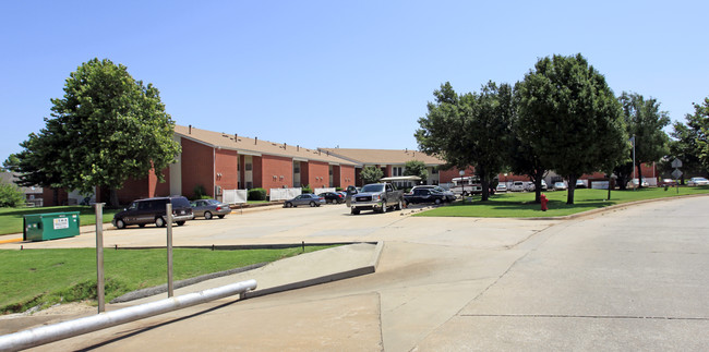 Strawberry Fields Apartments in Mustang, OK - Building Photo - Building Photo