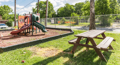 Hutchins Palms in San Antonio, TX - Building Photo - Building Photo