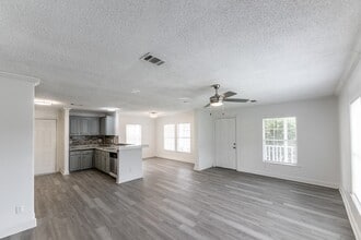 108 Varsity Dr in Huntsville, TX - Building Photo - Building Photo