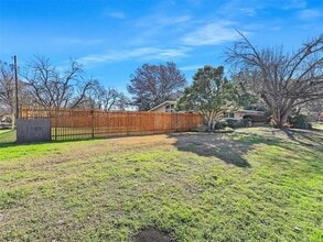 1102 N Graves St in McKinney, TX - Foto de edificio - Building Photo