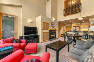 1215 Kirkwood Meadows Dr in Kirkwood, CA - Foto de edificio - Building Photo