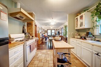 2002 Willow St in Austin, TX - Building Photo - Building Photo