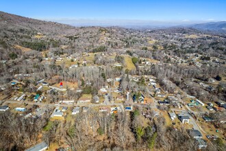 999 Love It Ln in Asheville, NC - Building Photo - Building Photo