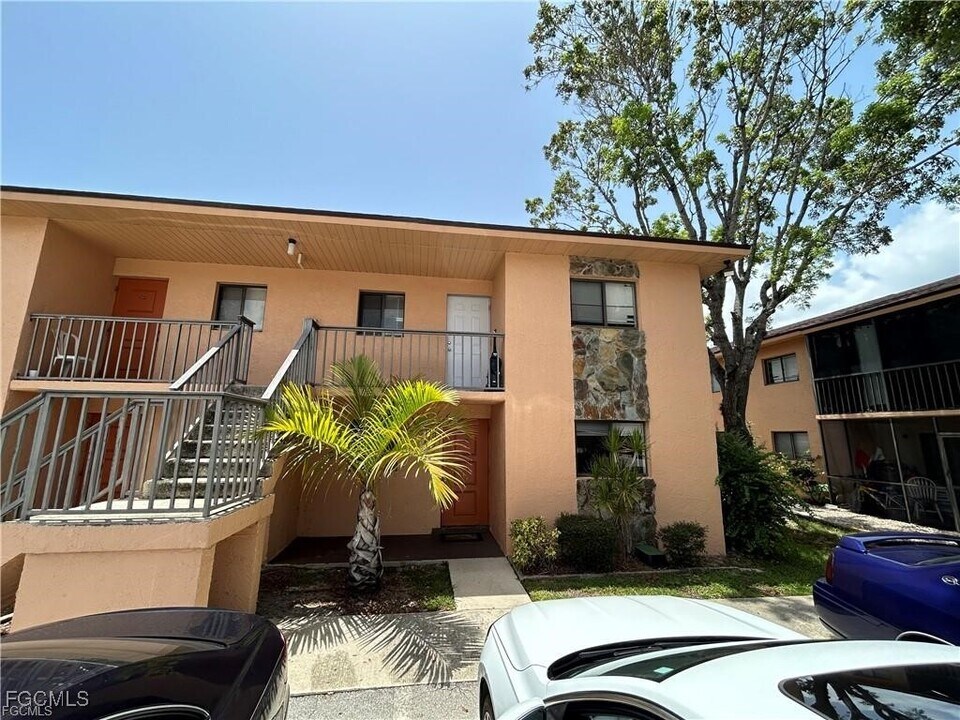 2690 Park Windsor Dr in Ft. Myers, FL - Building Photo