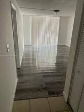 484 NW 165th St in Miami, FL - Building Photo - Building Photo