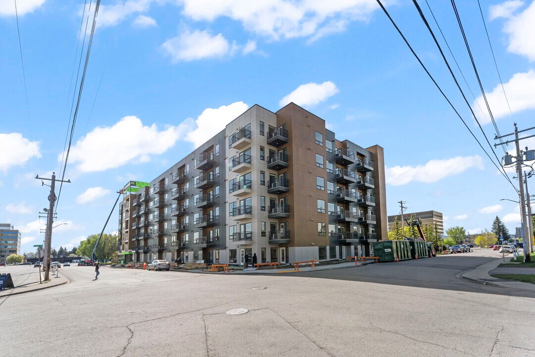 517 67 Av SW in Calgary, AB - Building Photo
