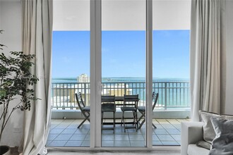 801 Brickell Key Blvd in Miami, FL - Foto de edificio - Building Photo