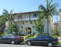 137 S Roxbury Dr in Beverly Hills, CA - Foto de edificio - Building Photo