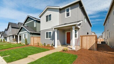 687 Pickering Ln in Woodburn, OR - Building Photo - Building Photo