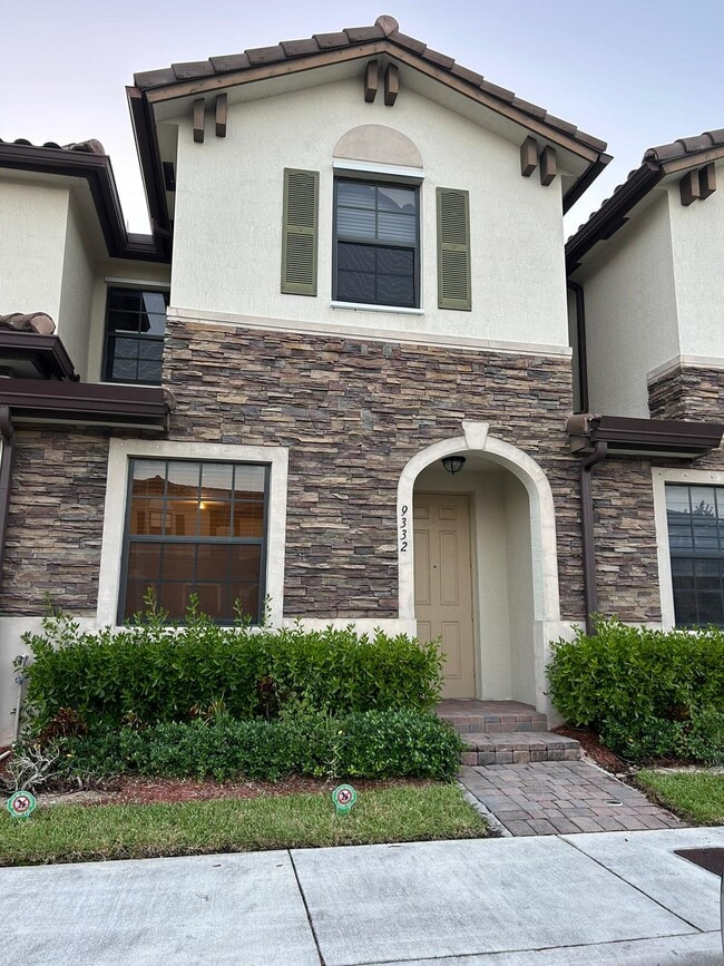 9332 W 33rd Ln in Hialeah, FL - Foto de edificio - Building Photo