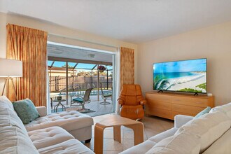 7423 Dickens Dr in Sarasota, FL - Foto de edificio - Building Photo