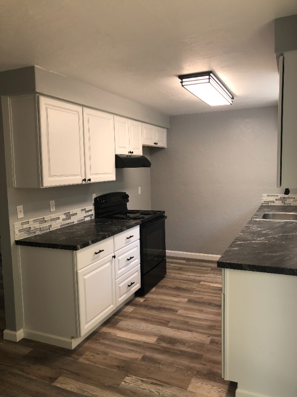 320 Kanuku St SE in Salem, OR - Foto de edificio - Building Photo