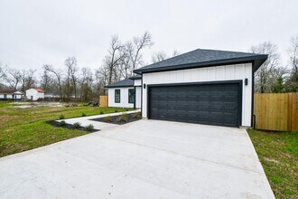 340 Bending Oak Ln in Livingston, TX - Building Photo - Building Photo
