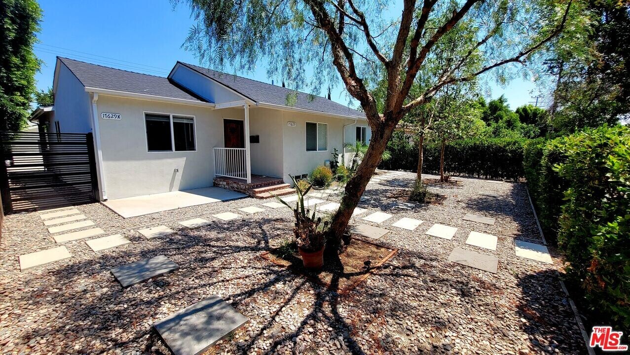 17629 Burbank Blvd in Los Angeles, CA - Building Photo