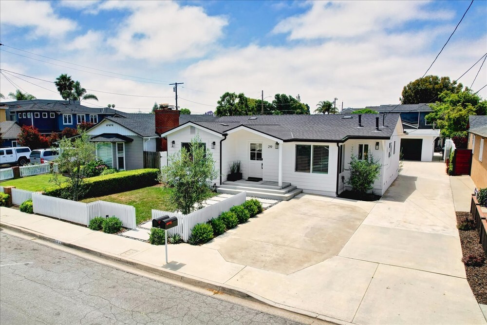 219 Santa Isabel Ave in Costa Mesa, CA - Building Photo