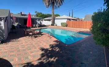 8136 Bellingham Ave in North Hollywood, CA - Foto de edificio - Building Photo