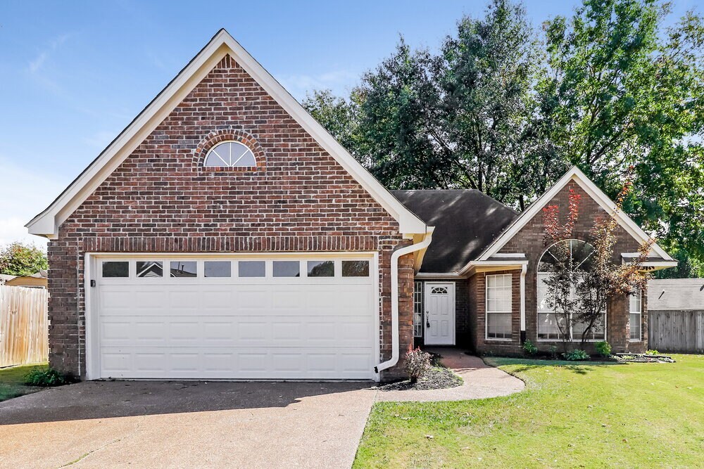 7017 Juanita Cir S in Memphis, TN - Foto de edificio